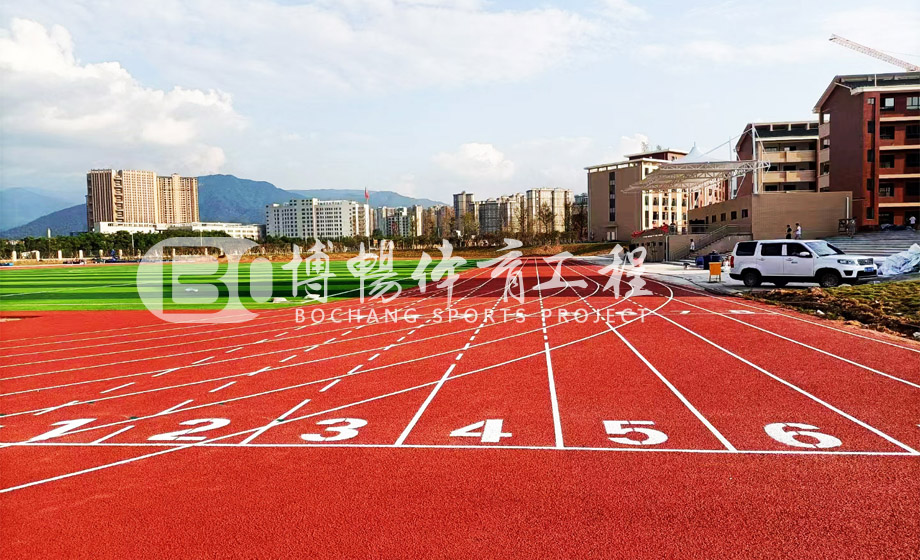 关一中是当地的一所重点高级中学，在当地的中考学子们都以能考进关一中为自己努力的目标，深受大家的尊重和期待。学校的办学历史悠久，在师资、软硬设施和升学率等方面在当地是名副其实的重点高中。于此我公司在该校铺设的运动场地的方案中本着该校的特点和特色匹配提供方案，获得了学校的高度认可，直到最后跑道、球场交付投入使用，学校也是非常满意和高度的认可我司在塑胶跑道、球场方面的专业性和责任感，也感谢校方的认可和鼓励，我公司将一如既往的诠释专业匠心和责任用心的企业发展之道。